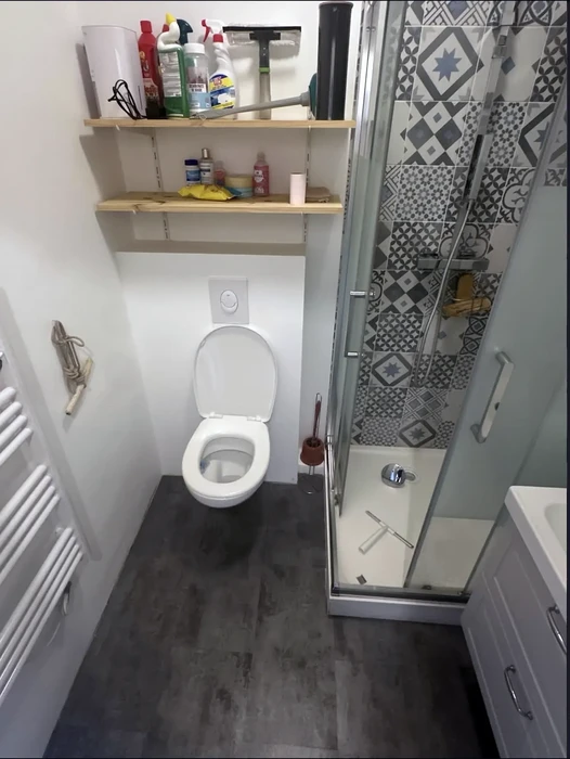 Salle de bain moderne compacte avec douche à l'italienne, WC suspendu et aménagement optimisé