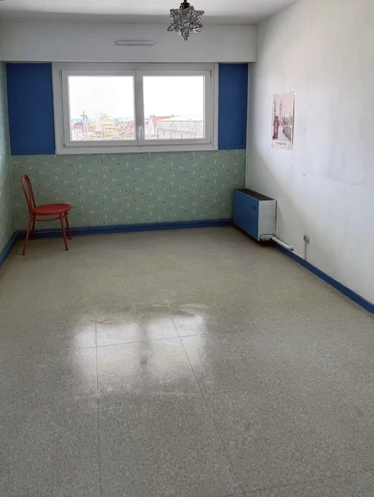 Bureau moderne open space avec équipe collaborative