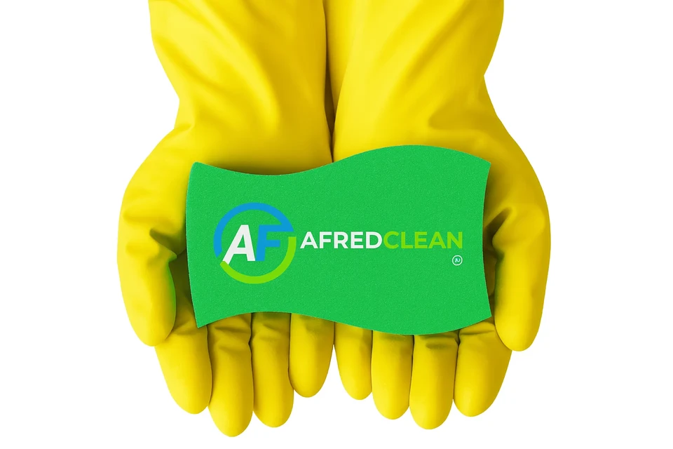 Une main tient un smartphone noir sur fond bleu dégradé, pointant vers un grand code QR blanc en surimpression