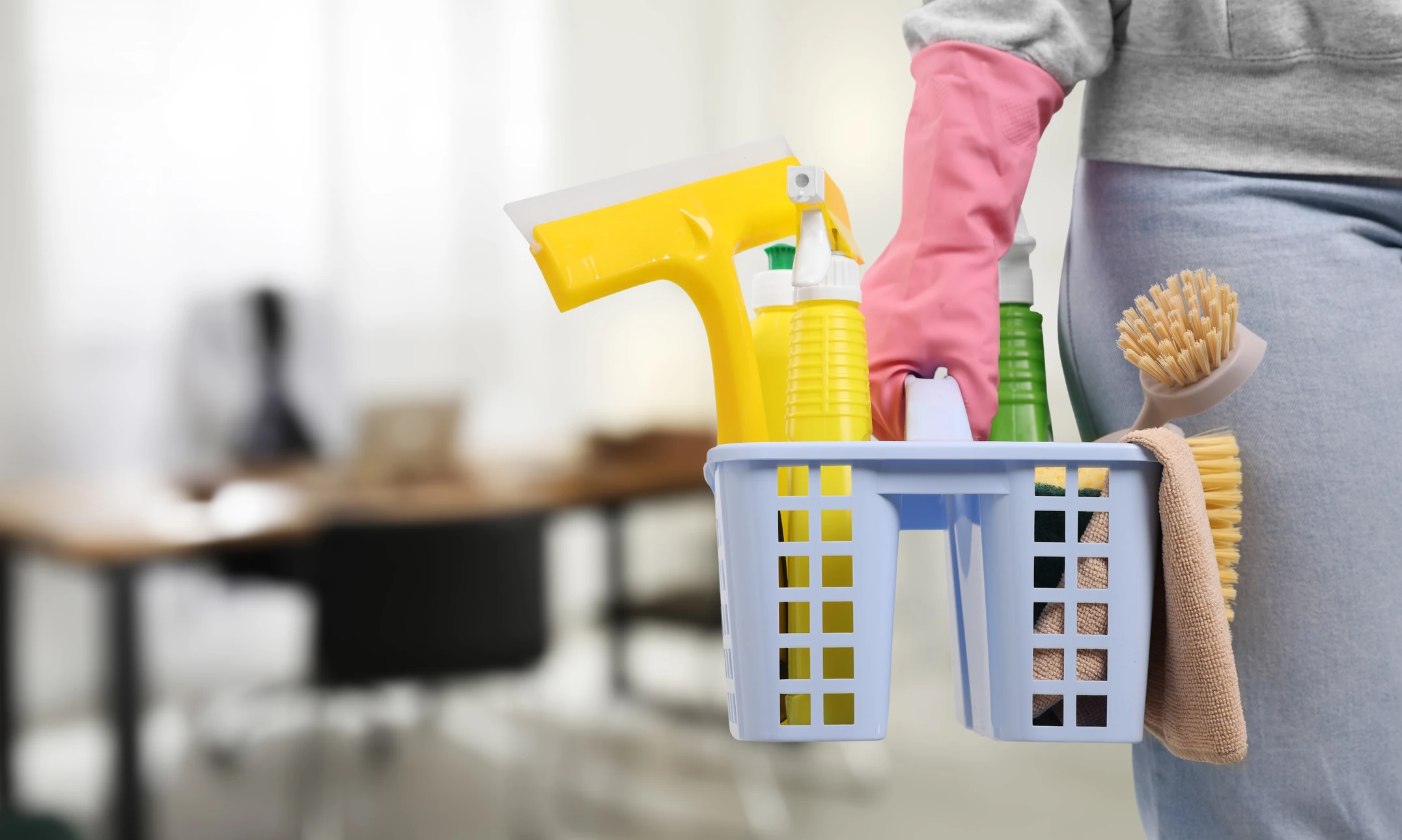 Bureau moderne avec consultation professionnelle entre femme d'affaires blonde en tailleur gris et client masculin